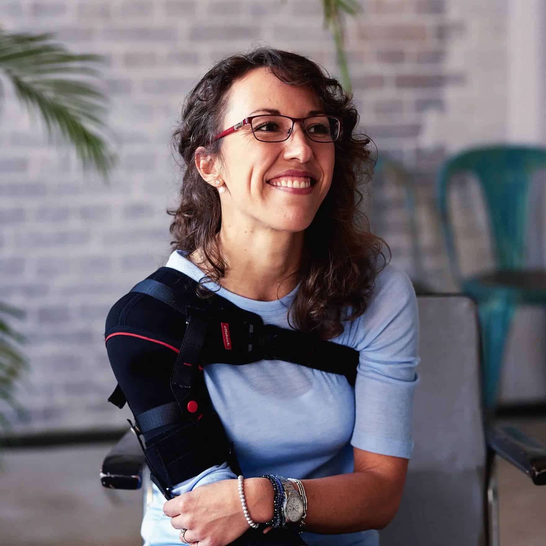 Une femme appareillée d'une orthèse de membre supérieur dans une agence Ottobock Care