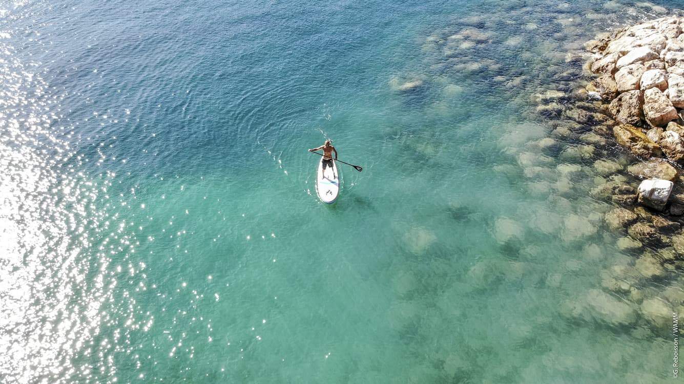 Banner-ottobock-care-acceuil-2023 Groupe de jeunes adultes appareillés avec des prothèses, souriant ensemble en plein air sous un ciel bleu