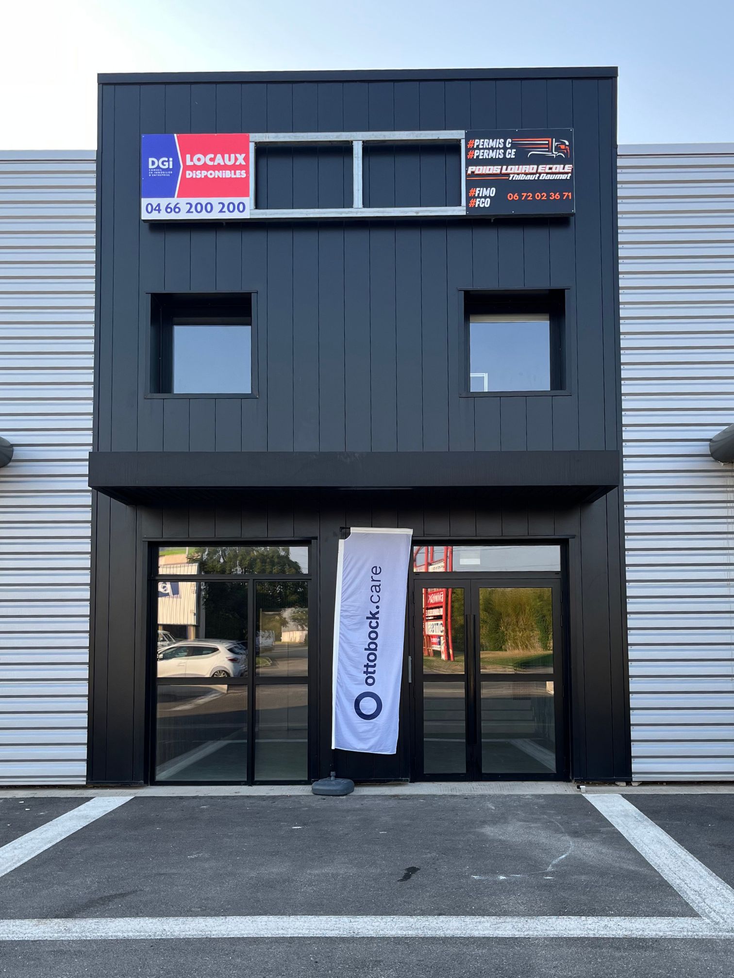 Porte d'entrée du nouveau bâtiment Ottobock Care Nîmes.