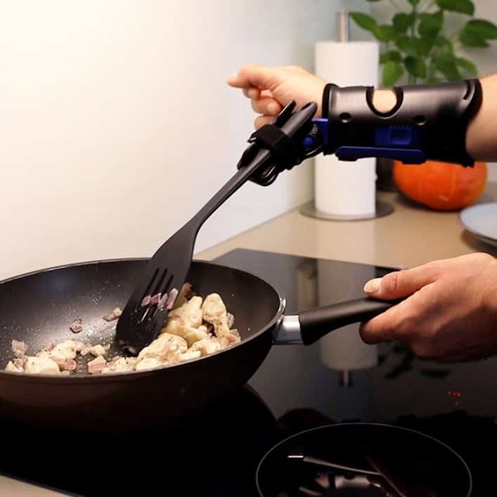 Orthosis_hand_Preparing_Food